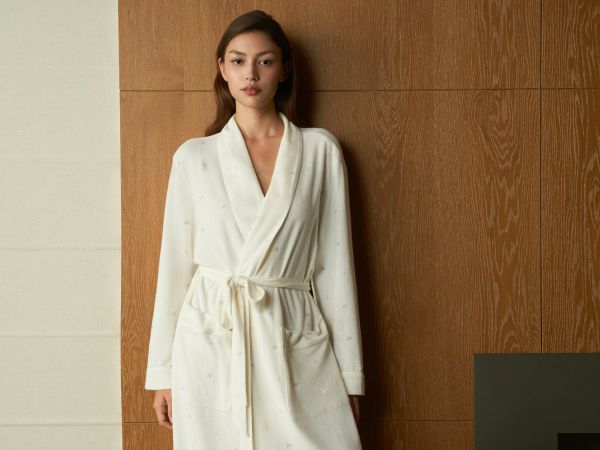 Top 5 peignoirs en polaire pour femme à porter cet hiver